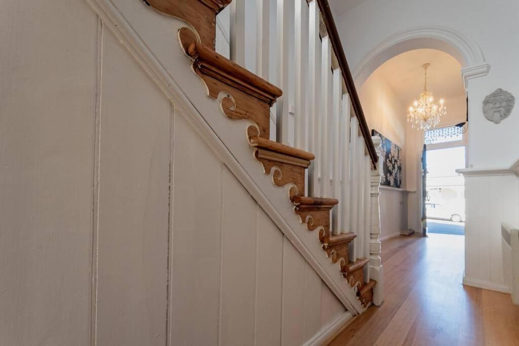 Historic Beauty In The Cbd! Parking And Wifi Apartment Launceston Bagian luar foto