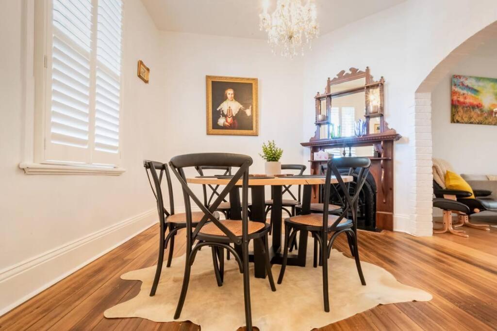Historic Beauty In The Cbd! Parking And Wifi Apartment Launceston Bagian luar foto