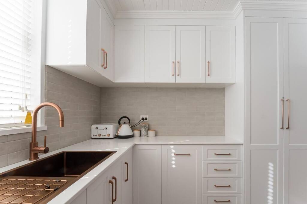 Historic Beauty In The Cbd! Parking And Wifi Apartment Launceston Bagian luar foto