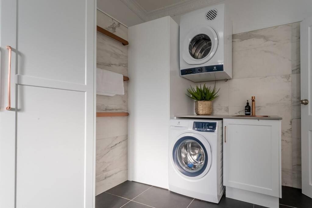 Historic Beauty In The Cbd! Parking And Wifi Apartment Launceston Bagian luar foto