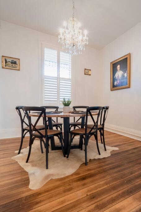 Historic Beauty In The Cbd! Parking And Wifi Apartment Launceston Bagian luar foto