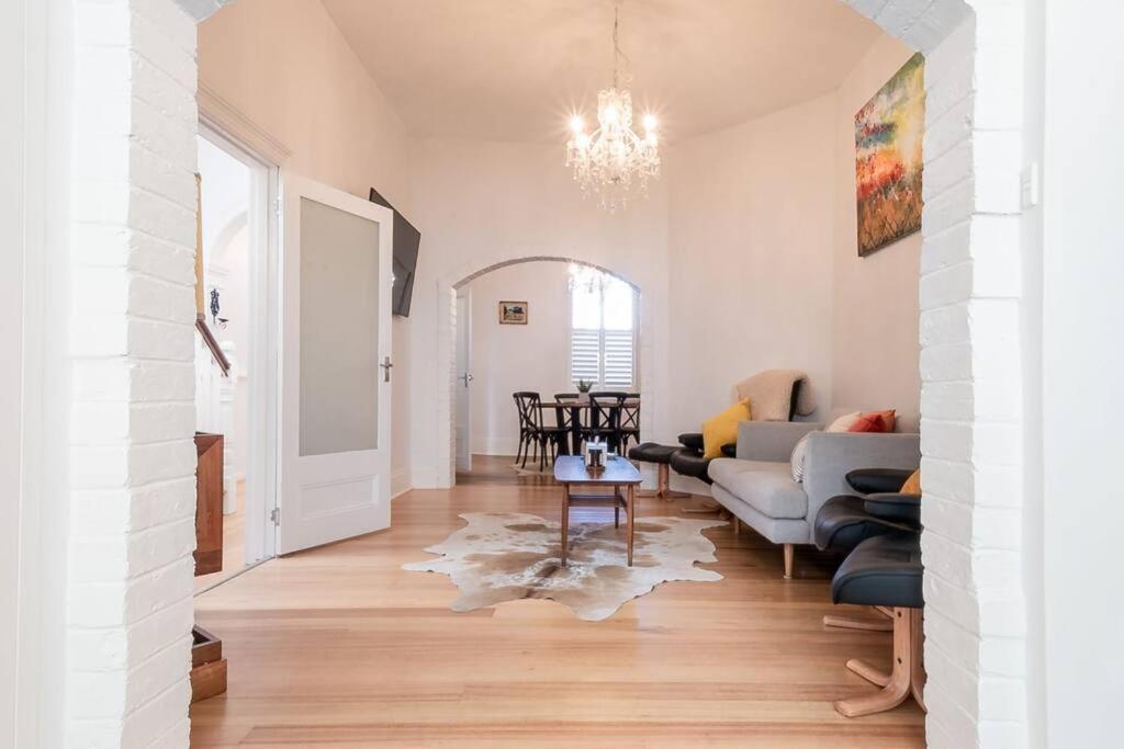Historic Beauty In The Cbd! Parking And Wifi Apartment Launceston Bagian luar foto